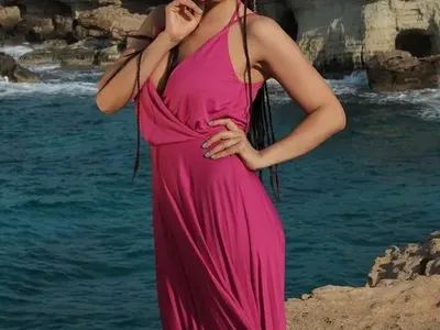 Мистичен ангел-хранител пази Кали, понякога се хващал за главата от изпълненията й