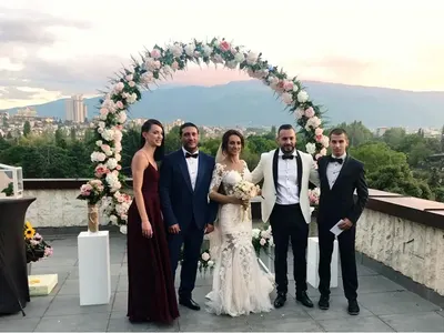 Митака и Джулия гъзареят с две ферарита на сватбата си, гостите им се удавиха с промишлени количества алкохол (Снимки)