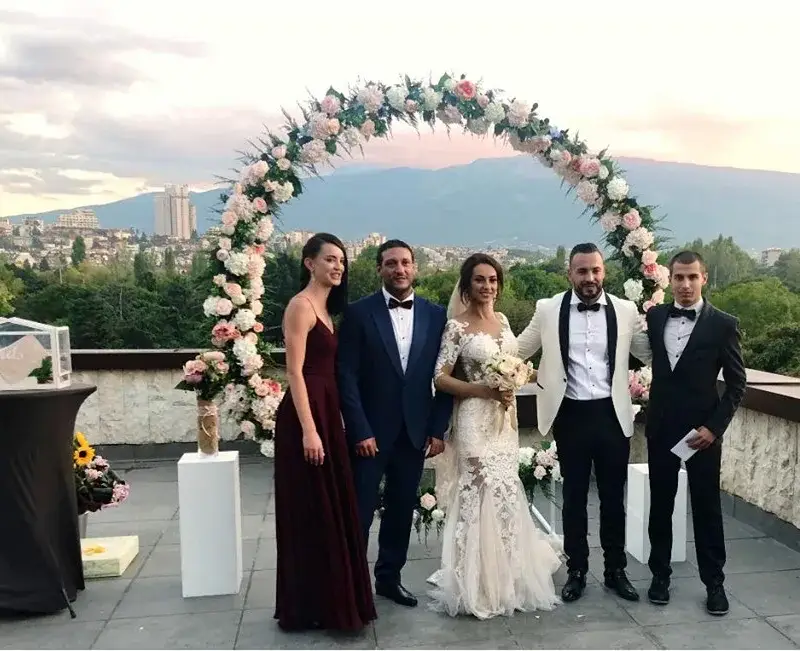 Митака и Джулия гъзареят с две ферарита на сватбата си, гостите им се удавиха с промишлени количества алкохол (Снимки)