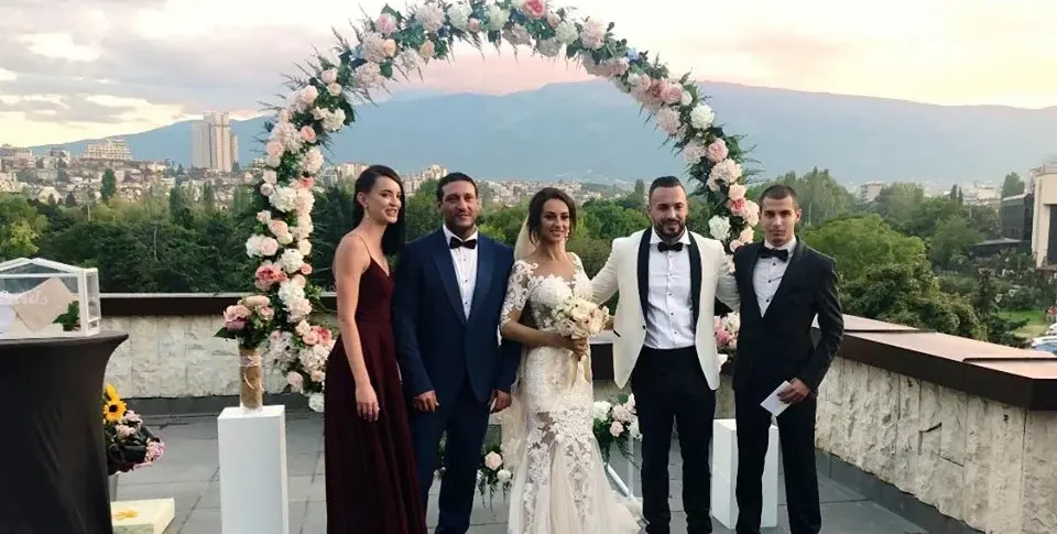 Митака и Джулия гъзареят с две ферарита на сватбата си, гостите им се удавиха с промишлени количества алкохол (Снимки)