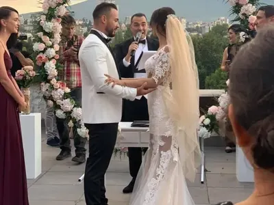 Митака и Джулия гъзареят с две ферарита на сватбата си, гостите им се удавиха с промишлени количества алкохол (Снимки)