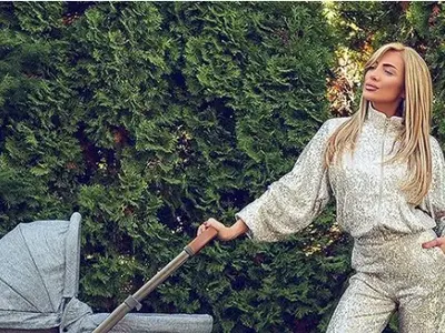 Не се отказва! Златка Райкова пак вози бебето си на кокили (Но пък се стъкна с анцуг - Снимки)