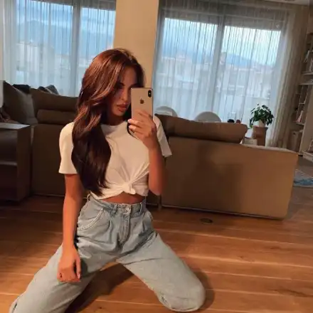 Николета Лозанова отиде на театър (Снимки)