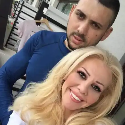 Отврат! Луна и гаджето й се пуснаха голи!