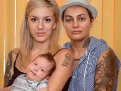 Първото БГ бебе с еднополови родители празнува с торта от памперси