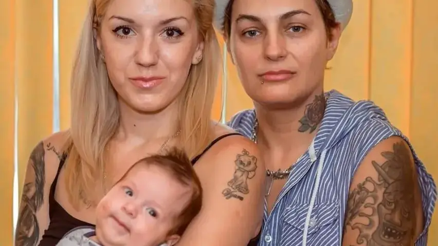 Първото БГ бебе с еднополови родители празнува с торта от памперси