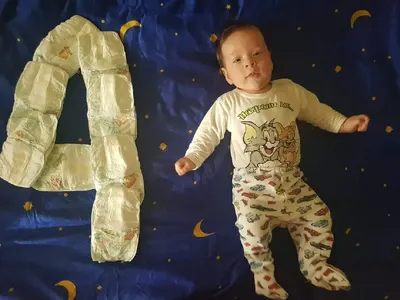 Първото БГ бебе с еднополови родители празнува с торта от памперси