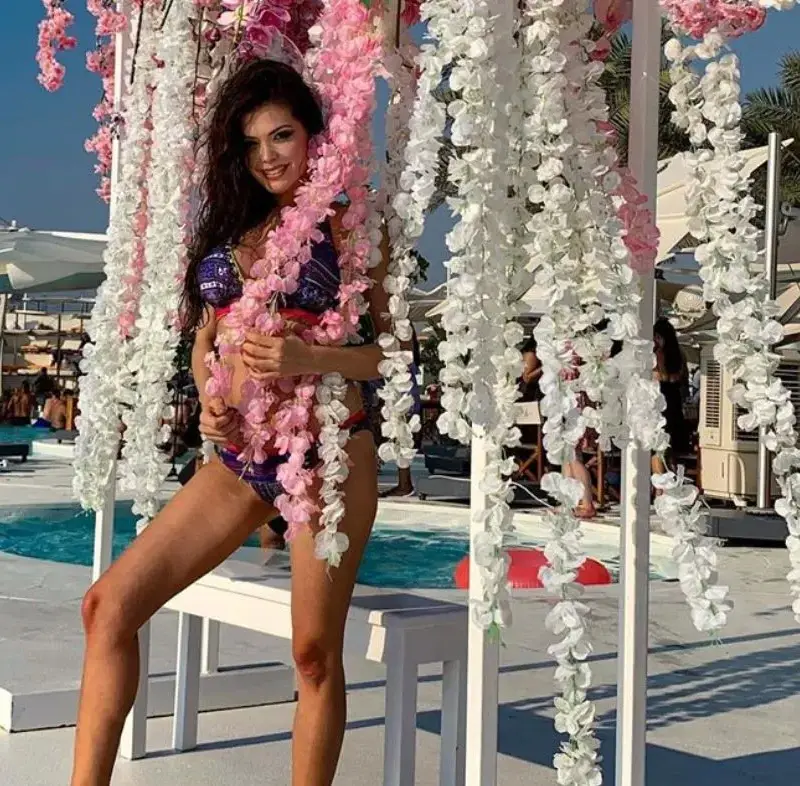 Перфектно тяло?! Вижте какво крие Преслава под дрехите! (Певицата още не може да смъкне корема)