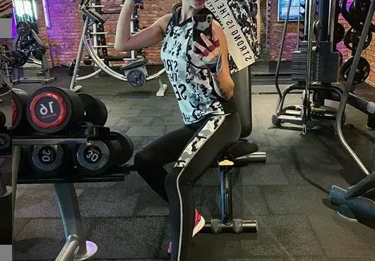 Плеймейтка не излиза от залата, за да е в топ форма за 65-годишното си гадже