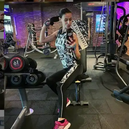 Плеймейтка не излиза от залата, за да е в топ форма за 65-годишното си гадже