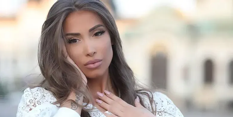 Плеймейтката Мария Цветкова: Динко Динев не ми даваше да пея!