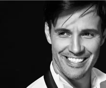 Пребиха певец-жиголо! Ивайло Колев нападнат от неизвестни пред кооперация в София