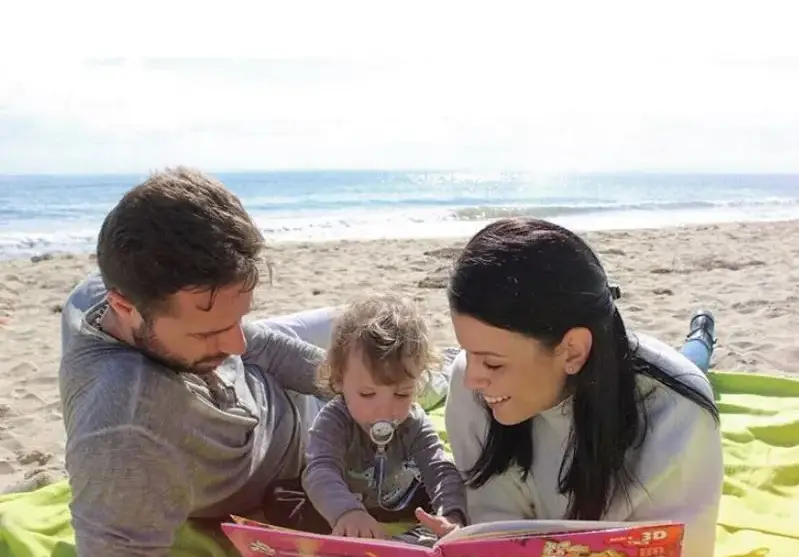 Ралица Паскалева на плаж с бебето