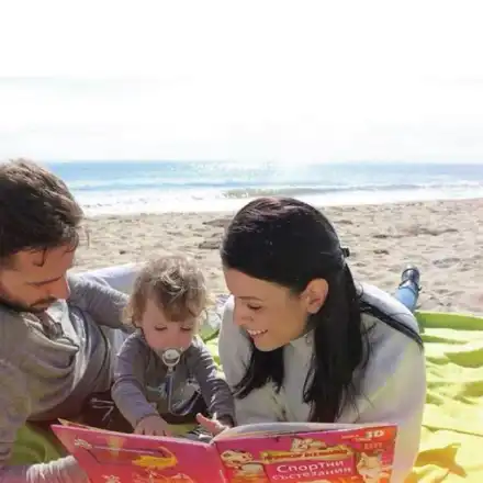 Ралица Паскалева на плаж с бебето