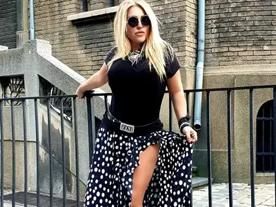 Рени заголи бедър на 50!