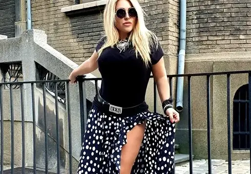 Рени заголи бедър на 50!