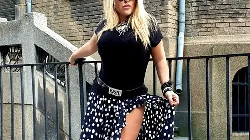 Рени заголи дърт бедър