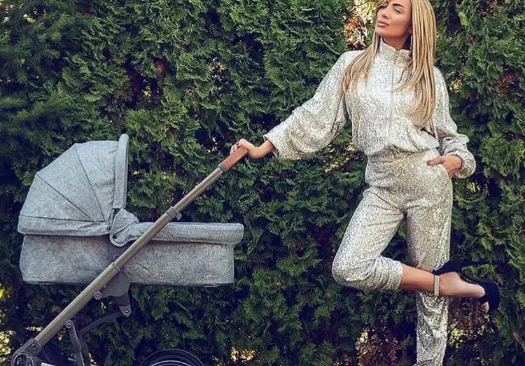 Русата Златка  се пъне да прибере корема след раждането (Снимка)