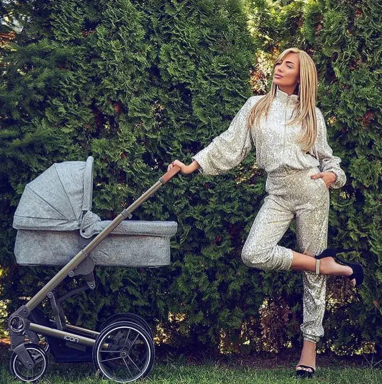 Русата Златка  се пъне да прибере корема след раждането (Снимка)