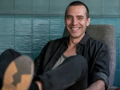 Руши се хванал с танцьорка, след като заряза жена си с две деца на ръце