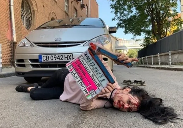 С три вида кръв мажат д-р Стилянова, актрисата шофира в ужасяващ вид след брутална сцена (Снимки)