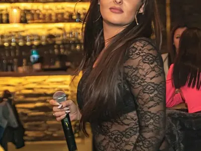 Симона Загорова на участие само по сутиен (Щерката на Глория пак наедря - Снимки)