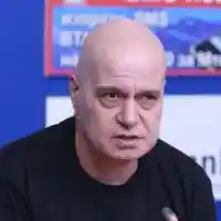 Слави едва ходи!