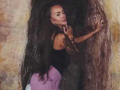 Сузанита показа как гаджето я щипе по дупарата (Вижте поредната й изцепка - Скандално фото)