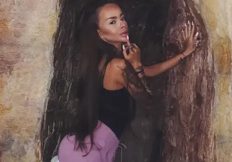 Сузанита показа как гаджето я щипе по дупарата (Вижте поредната й изцепка - Скандално фото)