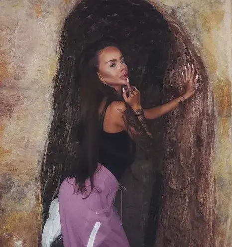 Сузанита показа как гаджето я щипе по дупарата (Вижте поредната й изцепка - Скандално фото)