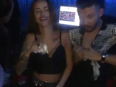 Сузанита се фука с кондоми в сутиена си