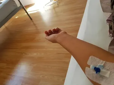 Теди Кацарова се натрови с храна (Певицата по спешност в болница - Подробности)