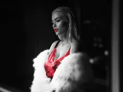 Тита се показа с гадже в леглото