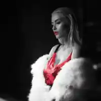 Тита се показа с гадже в леглото