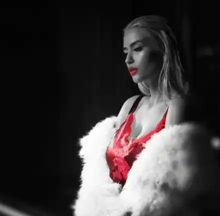 Тита се показа с гадже в леглото