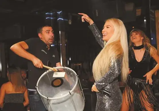 Тита втрещи феновете си с бесни кючеци и кръшни чалга форми (Снимки)