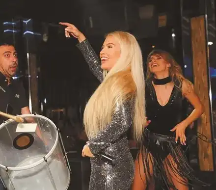 Тита втрещи феновете си с бесни кючеци и кръшни чалга форми (Снимки)