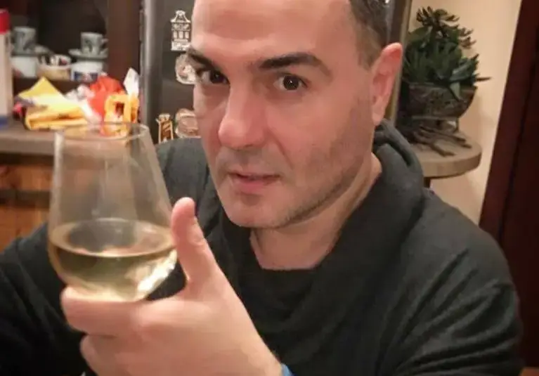 Трима спасяват Драго Чая от тоалетната на НДК