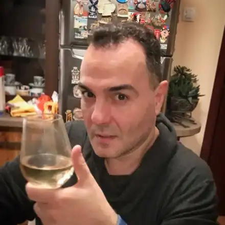 Трима спасяват Драго Чая от тоалетната на НДК