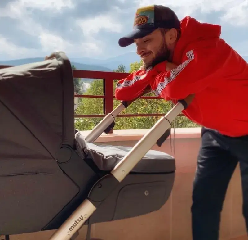 ТУЗАРЧЕ! Бебето на Криско с количка за 2 бона