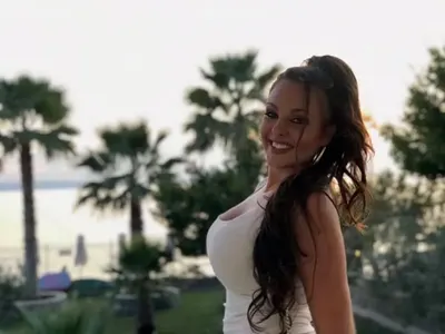 УАУ! Щерката на Глория със 120 см бюст!