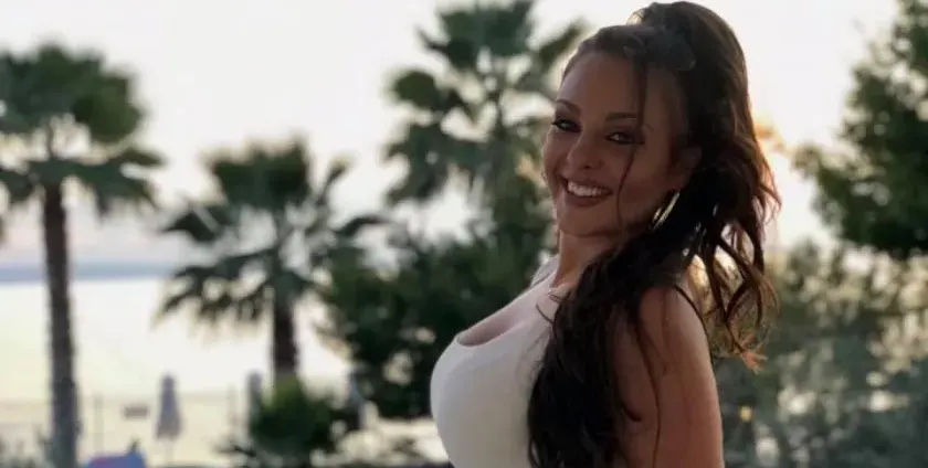 УАУ! Щерката на Глория със 120 см бюст!