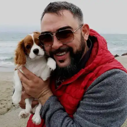 Устата емигрира в Испания