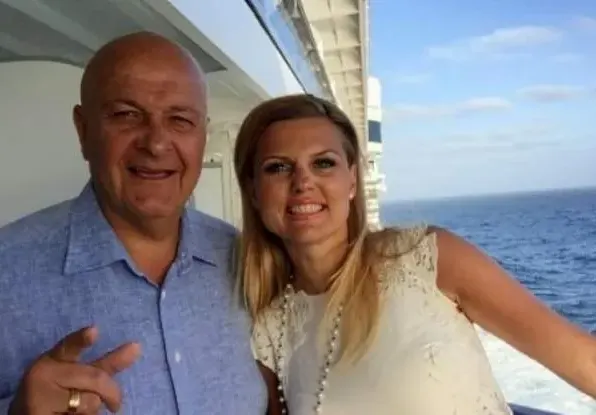Вдовицата на Шарлопов спира да се храни след смъртта му