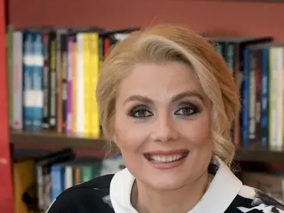 Венета Райкова си има нов? (Блондинката с мистериозен мъж в дома си)