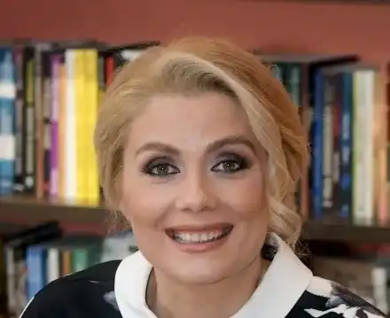 Венета Райкова си има нов? (Блондинката с мистериозен мъж в дома си)