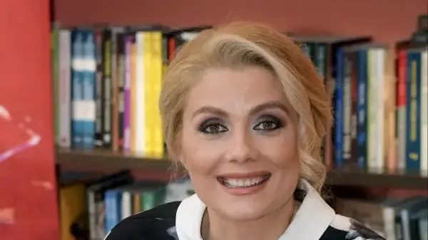 Венета Райкова си има нов? (Блондинката с мистериозен мъж в дома си)