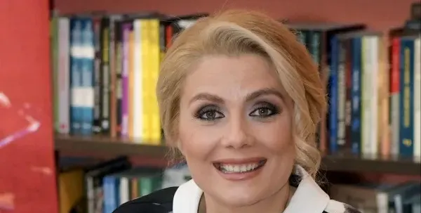 Венета Райкова си има нов? (Блондинката с мистериозен мъж в дома си)