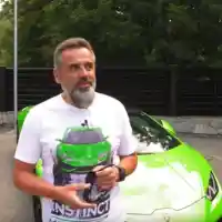 Вижте как скандалният адвокат с отнети права Стоян Рътков се фука с Ламборгини и Порше! (ВИДЕО)