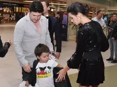 Асен Блатечки и Диляна Попова - щастливо семейство с Борил на премиерата на „Завръщане\" (Снимки)